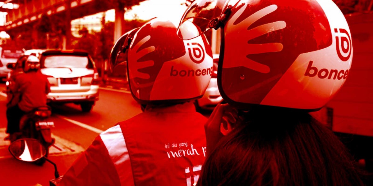 Driver Bonceng yang sedang mengantarkan penumpang